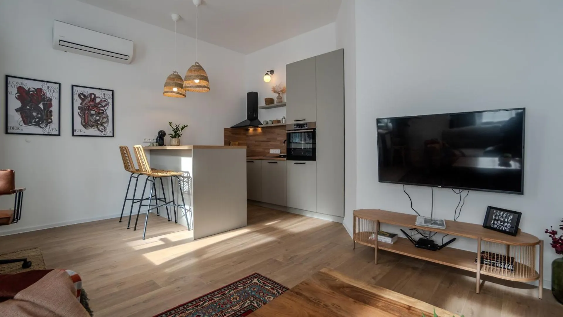 Bohemian Hideaway Historic Center Sofia Parking Apartment